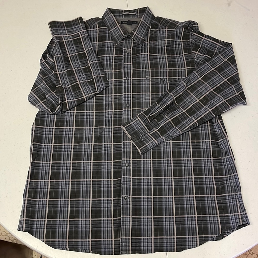 Banana Republic men’s dress button up shirt.